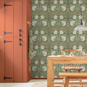 Grüne William Morris Vliestapete Pimpernel mit floralem Muster im Esszimmer.