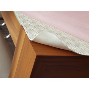 d-c-fix Tischschoner Padua Weiß, Meterware, auf einem Holztisch. Rutschfest und abwischbar.