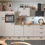 Moderne Küchenzeile in Kaschmirgrau, 310 cm breit, mit Elektrogeräten und zwei Geräteschränken.