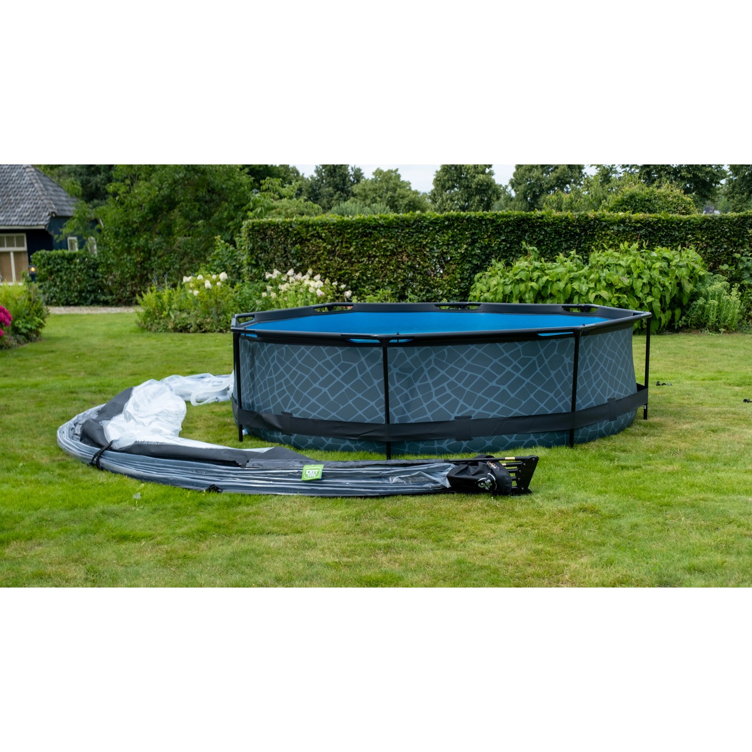 Exit Pool Abdeckung ECO Ø 460 cm auf Rasen, teilweise aufgebaut.