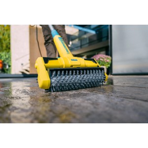 Gloria MultiBrush XL Elektro-Oberflächenbürste mit Steinbürste im Einsatz.