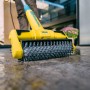 Gloria MultiBrush XL Elektro-Oberflächenbürste mit Steinbürste im Einsatz.