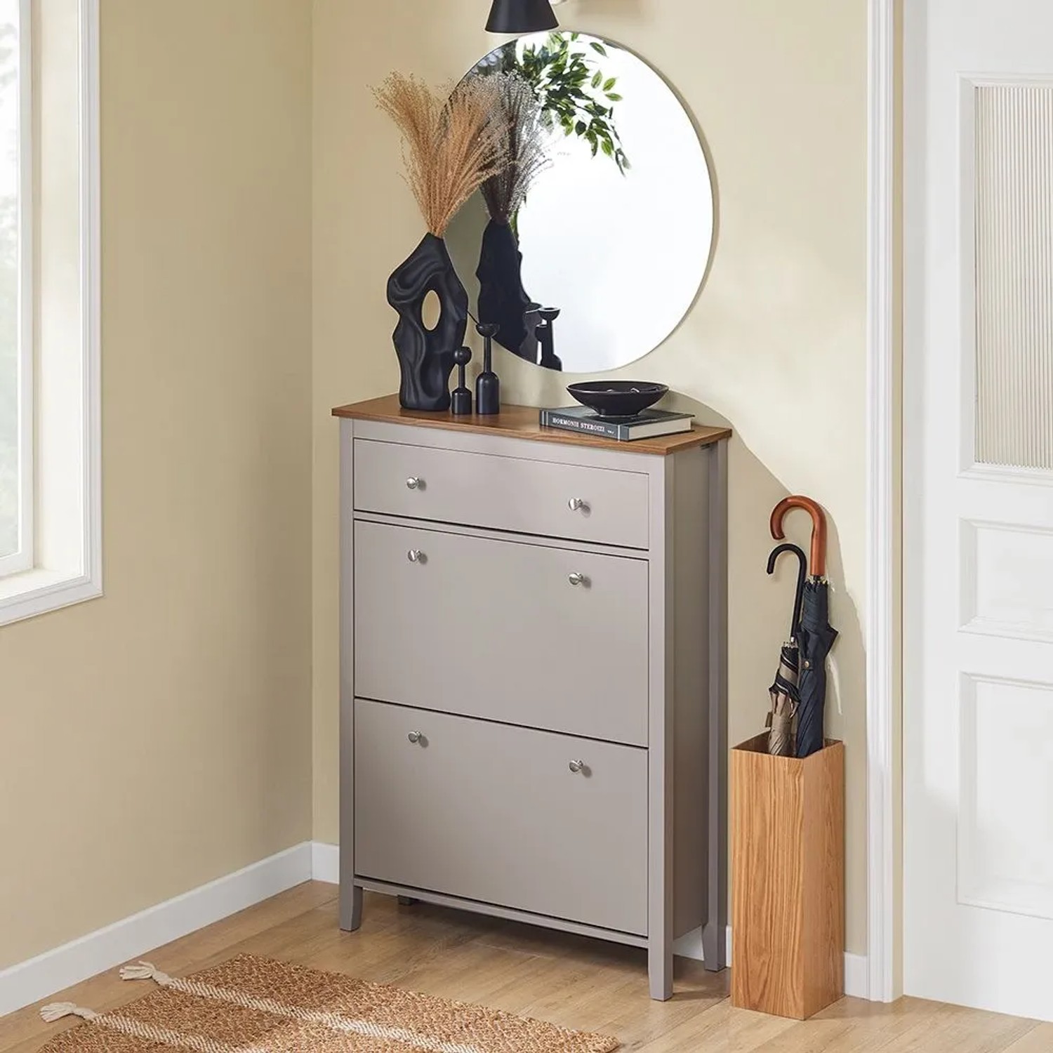 Schmaler, hellbrauner SoBuy Schuhschrank mit Schublade und zwei Klappen für bis zu 14 Schuhpaare.