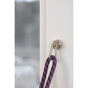 Fix-o-moll Topfmagnet Neodym (Ø 25mm) mit Karabiner an Metall befestigt.