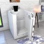 Weiße Senioren Badewanne mit Tür, Sitz und Armaturen. Rechteckige Sitzbadewanne für barrierefreies Baden.