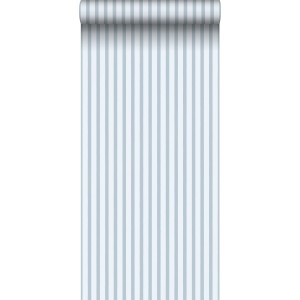 Sanders & Sanders Vliestapete mit blau-weißem Streifenmuster, teilweise abgerollt. Dekorative Tapete.
