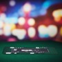Dunkelgrüne Pokermatte mit Karten und Chips auf einem Tisch. Rechteckige Pokerunterlage für Texas Hold'em.
