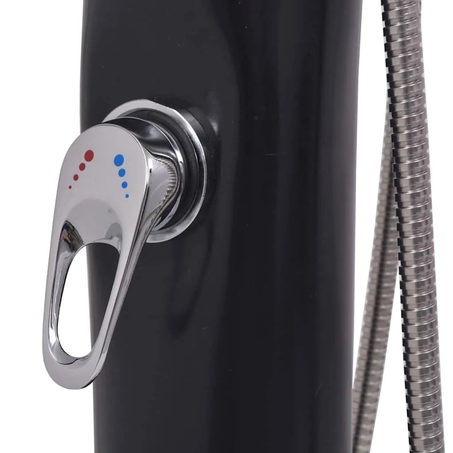 Detailansicht des schwarzen Solarduschen-Mischers mit Chromgriff, roten/blauen Punkten und flexiblem Schlauch. Outdoor Dusche.