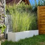 Weißer Vivanno Pflanzkübel Maxi (80x40x40 cm) mit Bepflanzung im Garten.