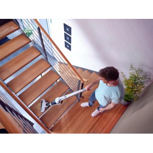 Mann saugt Treppe mit Leifheit Akku-Staubsauger Rotaro. Reinigungsgerät mit Akku-Handsauger.