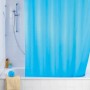 Hellblauer Wenko Anti-Schimmel Duschvorhang Uni 180x200 cm im Badezimmer.