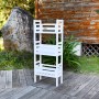 Weißer needs&wants Pflanzenständer Placy1 mit drei Ebenen für den Garten oder Balkon.