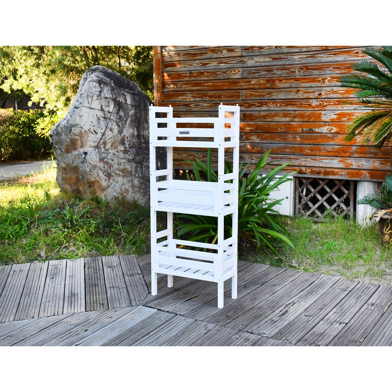 Weißer needs&wants Pflanzenständer Placy1 mit drei Ebenen für den Garten oder Balkon.