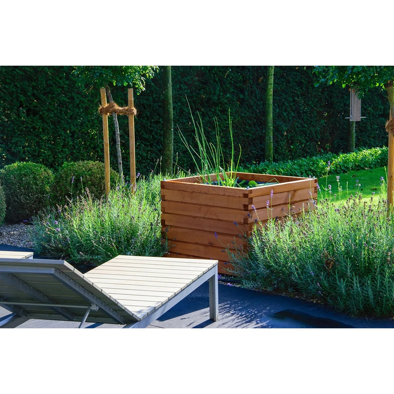 Quadratischer Dobar Gartenteich Alea aus Kiefernholz mit Teichfolie im Garten.
