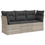 Hellgraue 3-tlg. Garten-Sofagarnitur aus Polyrattan mit grauen Kissen.