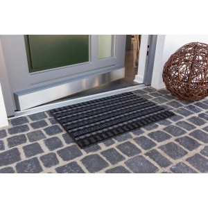 Anthrazitfarbene Astra Fußmatte Poly Brush 40x60 cm vor einer Haustür.