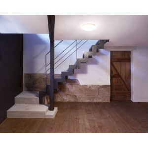 LED Deckenleuchte RS 16 S mit Bewegungsmelder, neutralweißes Licht, Kunststoffgehäuse im Treppenhaus.