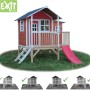 Rotes EXIT Loft 350 Holzspielhaus mit Rutsche und Treppe im Garten.