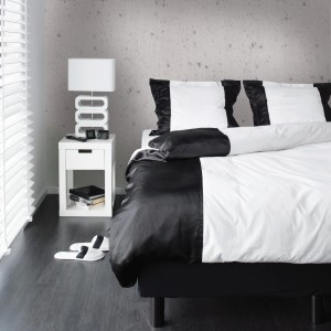 Schlafzimmer mit Superfresco Easy Vliestapete Alpine White an der Wand.