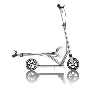 Silberner Globber NL 205 Deluxe Tretroller mit Handbremse, höhenverstellbar und Frontfederung.