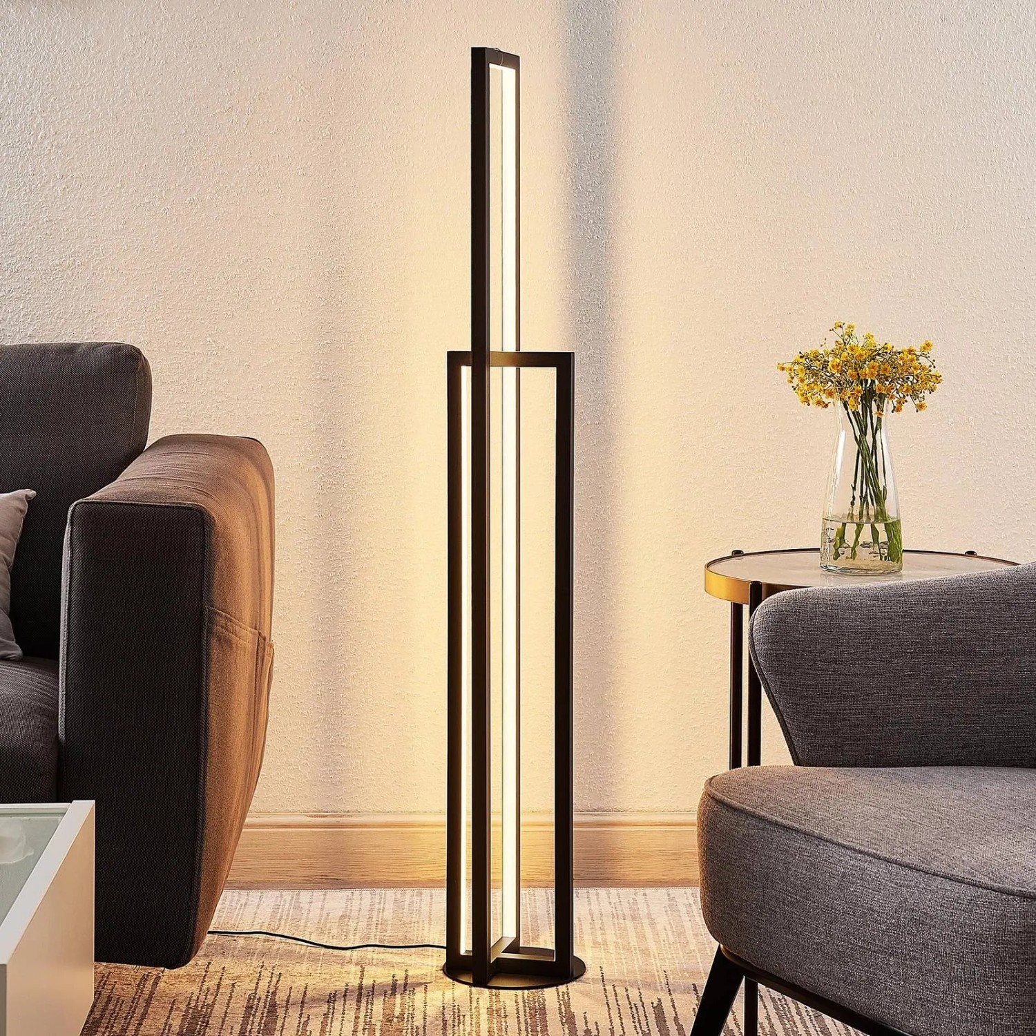 Moderne, dimmbare LED Stehlampe Hylda in Schwarz aus Aluminium, 123cm hoch, für Wohnzimmer.