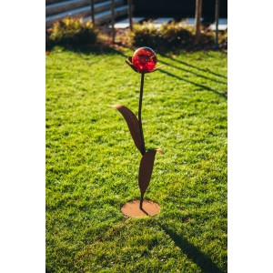 Ferrum Art Design Deko-Glasblume Nele, 97 cm, Edelrost, mit roter Glaskugel im Garten.