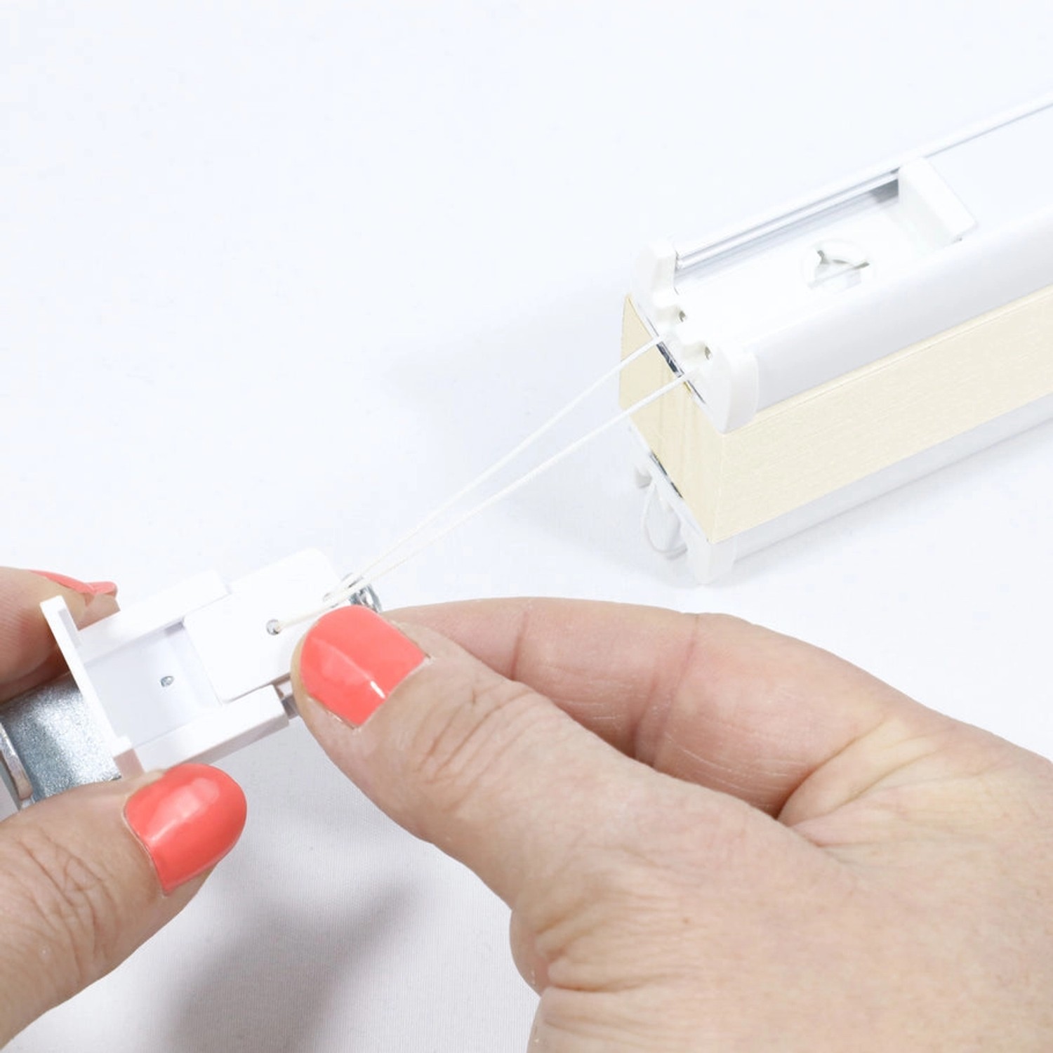 Detailaufnahme: Montage des vanillefarbenen Deco-Raum Plissees Basic ohne Bohren.