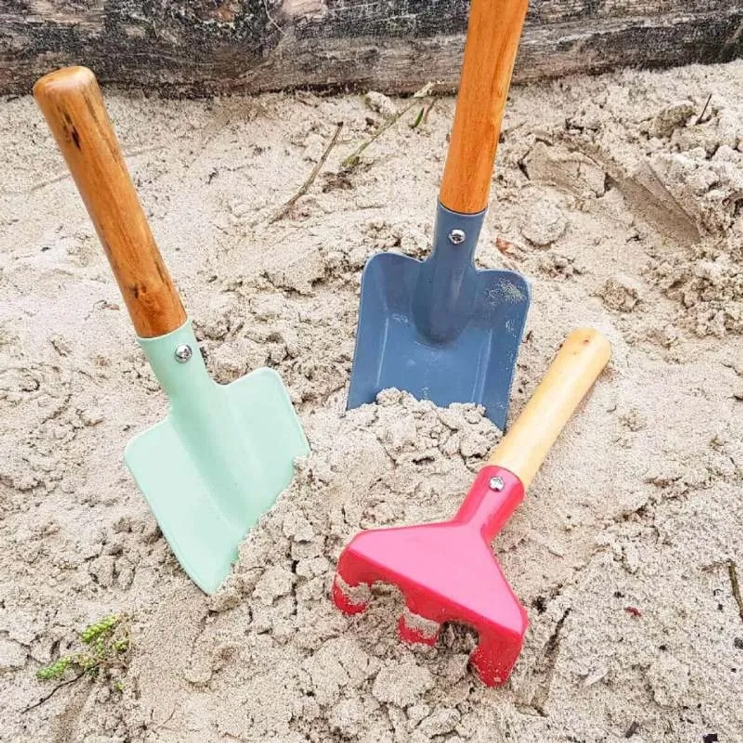 Galaflor Kinder Gartenset aus Metall mit Schaufel, Spaten und Harke im Sand.