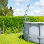 Summer Waves Rundpool Elite Anthrazit mit Leiter im Garten.