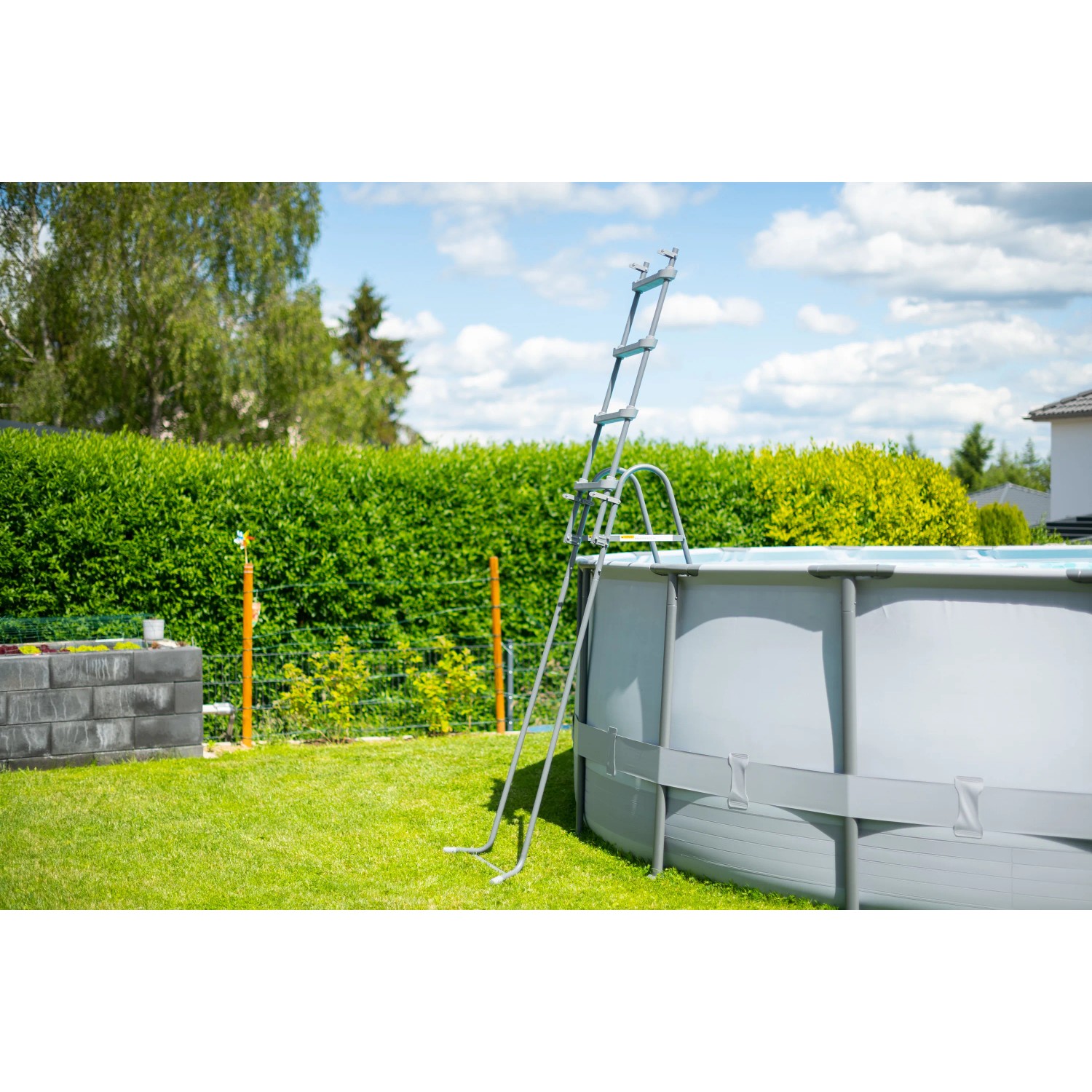 Summer Waves Rundpool Elite Anthrazit mit Leiter im Garten.