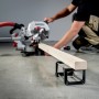 Metabo Kapp- & Zugsäge KGS 254 M beim Sägen eines Holzstücks. Inkl. 2 Sägeblätter.