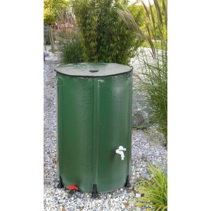 Grüne, faltbare DELUKE Regentonne OLAF 750L mit Deckel und Hahn im Garten.