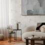 Helles Wohnzimmer mit grauer AS Creation Vliestapete in Betonoptik und moderner Einrichtung.