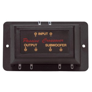 Rockwood passive Subwooferweiche, braunes Gehäuse mit Anschlüssen für Input, Output und Subwoofer.