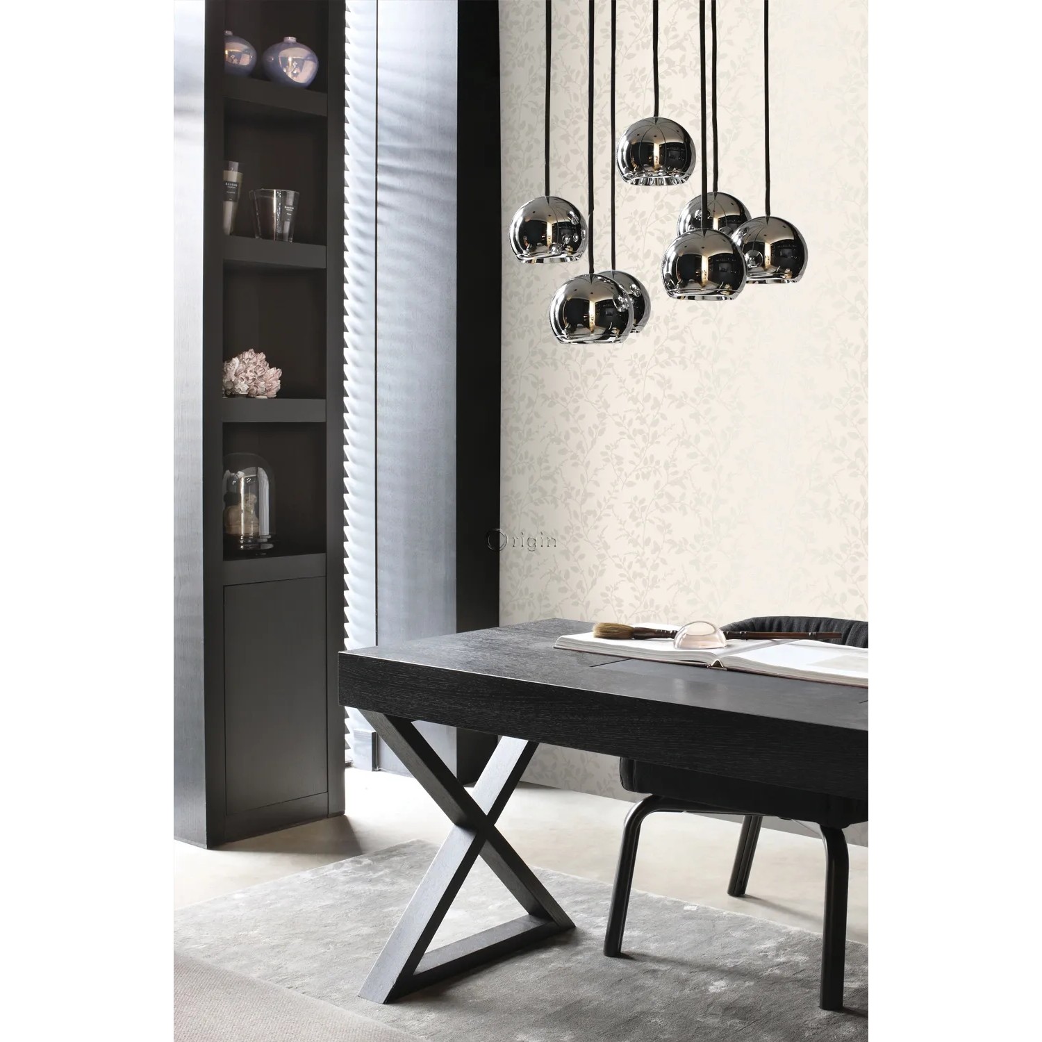 Beige Blätter Tapete von Origin Wallcoverings im Raum mit Tisch und Lampe.