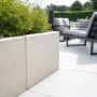 Diephaus L-Stein bewehrt, grau, 130x100x70x8 cm, als Einfassung im Garten mit Lounge Möbeln.