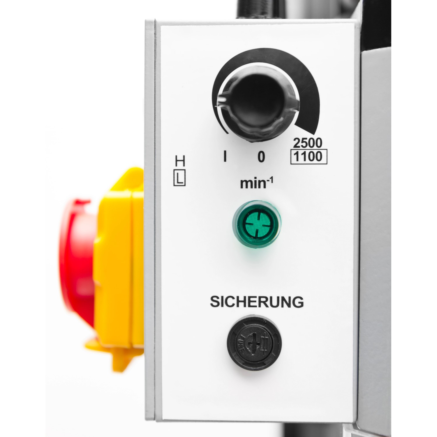 Detailaufnahme: Bedienelemente der Holzmann Metall-Fräsmaschine BF16V, inkl. Drehzahlregler und Sicherung.