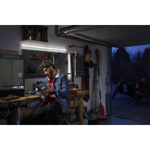 Mann arbeitet unter Ledvance LED-Lichtleiste 90cm in Werkstatt/Garage.
