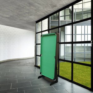 Zusammengeklappter, schwarz-grüner Cougar Billardtisch Hustle L, platzsparend verstaut.