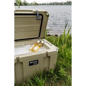 Geöffnete Petromax Kühlbox Sand 50l mit Eis und Getränken vor einem See. Ideal für Camping.