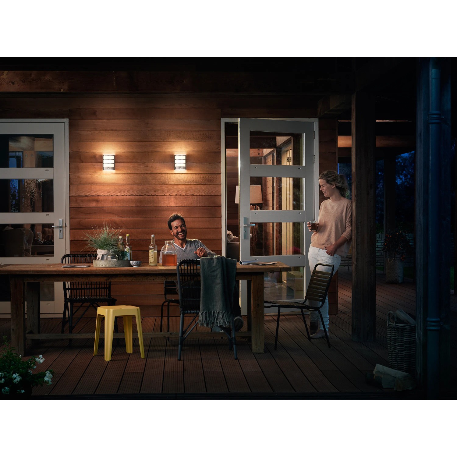 Philips LED-Außenwandleuchte Python Edelstahl mit Bewegungsmelder an Holzfassade.
