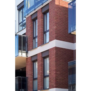 Elabrick Eckverblender Geneve an Fassade, rotbraune Backsteinoptik für Außenbereich.
