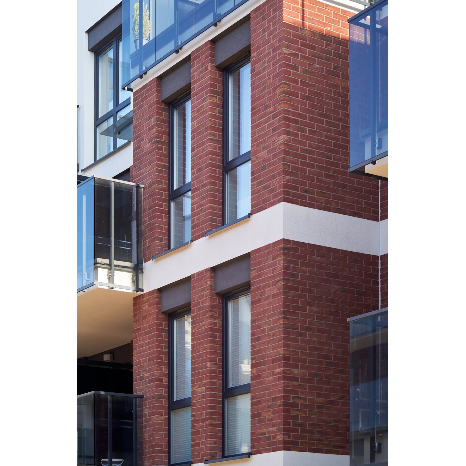Elabrick Eckverblender Geneve an Fassade, rotbraune Backsteinoptik für Außenbereich.