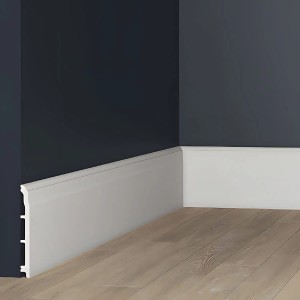 Weiße PROFHOME Sockelleiste (200 cm) an dunkler Wand und hellem Holzboden.