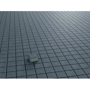 Quadratische, anthrazitfarbene Beton Pflastersteine, gewaschen, 10x10x6 cm, verlegt.