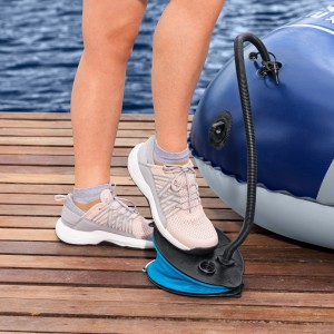 Bestway Air Step Fußpumpe beim Aufpumpen eines Schlauchbootes im Camping-Einsatz.