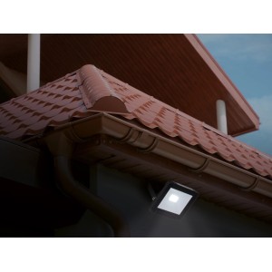 Schwarze LED-Außenleuchte Radia (14,2 cm) von Näve, montiert an Hauswand.