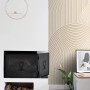 ESTAhome Fototapete 3D Muster Hellbeige im Wohnraum mit Kamin und Deko.