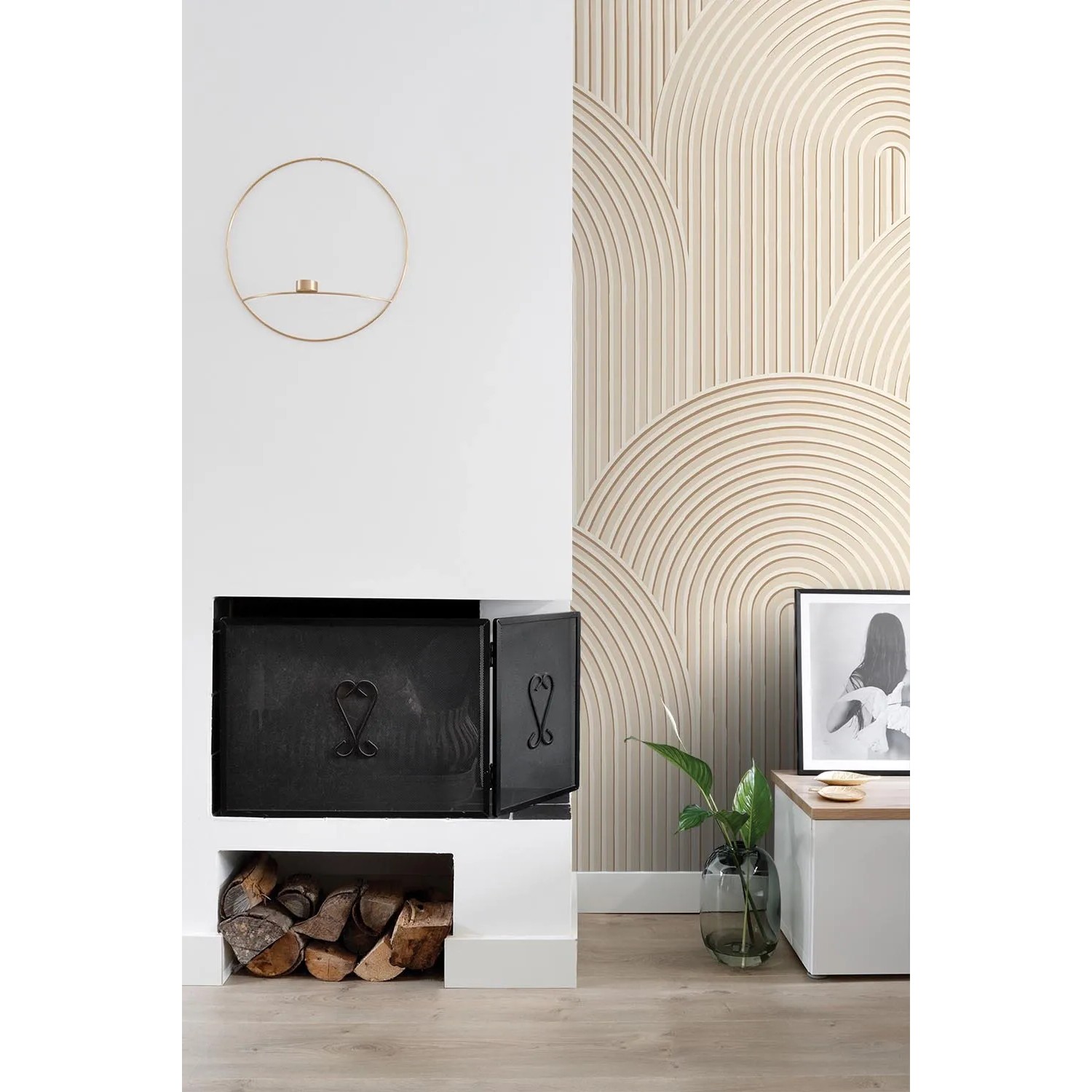 ESTAhome Fototapete 3D Muster Hellbeige im Wohnraum mit Kamin und Deko.