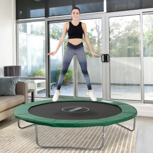 HOMCOM Trampolin mit dunkelgrüner Randabdeckung (Ø244 cm). Frau springt.